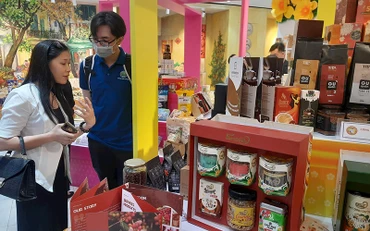 Doanh nghiệp lương thực, thực phẩm trưng bày, giới thiệu sản phẩm tại showroom Trung tâm Xúc tiến thương mại và Đầu tư Thành phố Hồ Chí Minh.