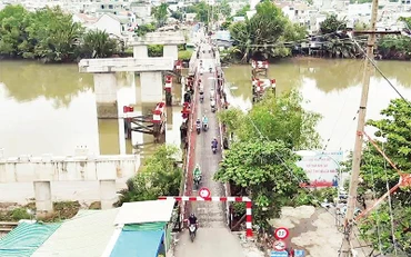 Cầu Long Kiểng, huyện Nhà Bè ngưng trệ thi công ba năm qua, trong tháng 9 sẽ tiếp tục được thi công do đã gỡ vướng về mặt bằng.