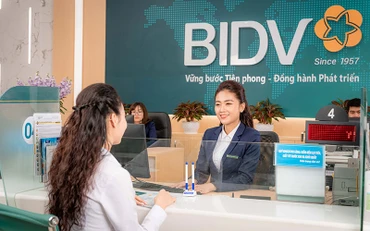 Khách hàng giao dịch tại Ngân hàng BIDV.