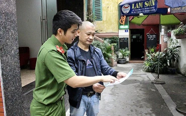 Công an phường Máy Tơ, quận Ngô Quyền, thành phố Hải Phòng tuyên truyền tới người dân về các thủ đoạn lừa đảo của tội phạm sử dụng công nghệ cao. (Ảnh TÚ QUYÊN)