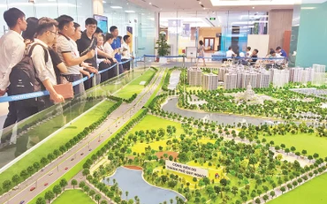 Các nhà đầu tư tìm hiểu bất động sản tại sàn giao dịch. Ảnh | Đức Anh