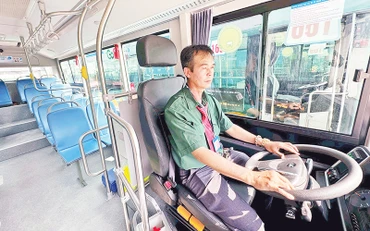 Nhiều tài xế xe buýt phải tham gia thi nâng hạng Giấy phép lái xe để bảo đảm điều khiển phương tiện theo Luật Trật tự, an toàn giao thông đường bộ 2024.