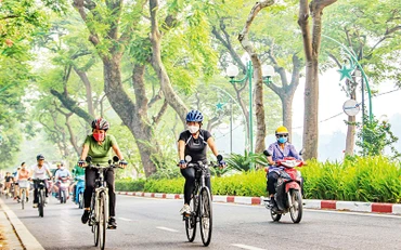 Nhiều người dân ưa thích đạp xe quanh hồ Tây.