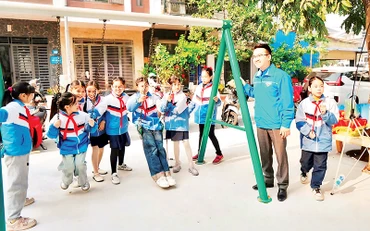 Công trình “Sân chơi cộng đồng” tại khu tái định cư Cái Hòm, tổ dân phố số 32, phường Đông Khê (quận Ngô Quyền) được khánh thành tạo địa điểm cho thanh thiếu niên, học sinh và nhân dân trong khu vực vui chơi giải trí, rèn luyện sức khỏe.