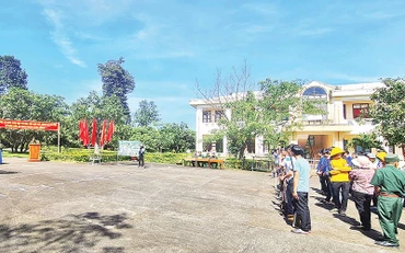 Chiến sĩ Đồn Biên phòng Ia Đal tuyên truyền về tác hại, hậu quả của việc sản xuất, tàng trữ, sử dụng, mua bán trái phép vũ khí, vật liệu nổ cho người dân xã Ia Đal, huyện Ia H'Drai.