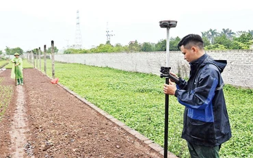 Cắm mốc giới tuyến đường Vành đai 4-Vùng Thủ đô đoạn qua địa bàn huyện Thường Tín. (Ảnh Duy Linh)