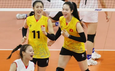 Các tuyển thủ nữ Việt Nam ăn mừng sau pha ghi điểm trong một trận đấu tại giải AVC Challenge Cup 2024. (Ảnh AVC cung cấp) 