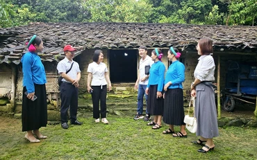 Khách du lịch tham quan nhà cổ của dân tộc Sán Chỉ ở Khu du lịch cộng đồng xã Đại Dực, huyện Tiên Yên, tỉnh Quảng Ninh. (Ảnh QUANG THỌ)