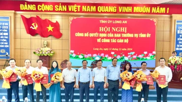 Lãnh đạo Tỉnh ủy và Ủy ban nhân dân tỉnh Long An trao các quyết định cho 7 cán bộ được điều động và bổ nhiệm. 
