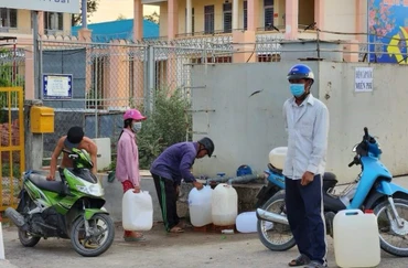 Người dân vùng hạ tranh thủ lấy nước ngọt từ đơn vị cung cấp nước chở bằng xe bồn hỗ trợ về sử dụng qua ngày.