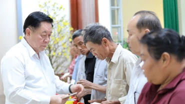 Ủy viên Bộ Chính trị, Trưởng Ban Tuyên giáo Trung ương Nguyễn Trọng Nghĩa trao quà Tết tới gia đình chính sách, hộ dân có hoàn cảnh khó khăn và công nhân tại Long An.