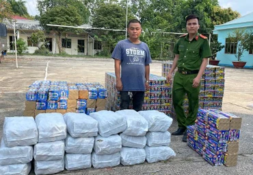 Tài xế Võ Hồng Dân điều khiển xe tải vận chuyển pháo bị lực lượng chức năng bắt giữ. 