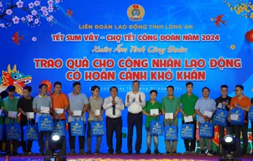 Lãnh đạo Tổng Liên đoàn Lao động Việt Nam và tỉnh Long An trao quà Tết cho công nhân lao động đang làm việc tại Long An. 