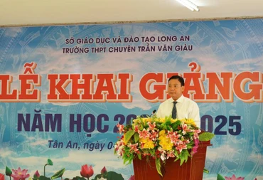 Phó Chủ tịch Ủy ban nhân tỉnh Long An Phạm Tấn Hòa công bố Quyết định về việc đổi tên trường.