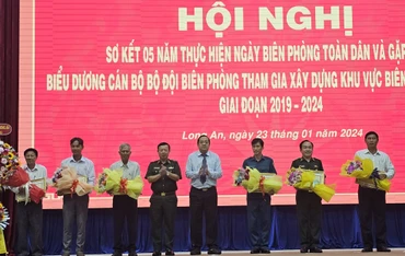 Lãnh đạo Bộ Tư lệnh Bộ đội Biên phòng và tỉnh Long An trao Bằng khen cho các tập thể và cá nhân. 