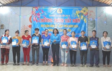 Lãnh đạo Liên đoàn Lao động Long An trao quà Tết cho công nhân tại khu nhà trọ Mười Phương (ấp 1, xã Mỹ, Bến Lức, Long An).