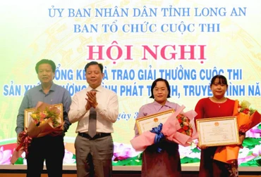 Lãnh đạo tỉnh Long An trao giải Nhất, Nhì và Ba cho các đơn vị đạt giải. 