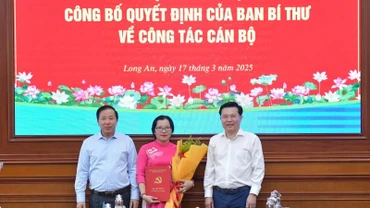 Lãnh đạo Tỉnh ủy và Ủy ban nhân tỉnh Long An trao quyết định và hoa cho Đồng chí Nguyễn Thị Thúy.