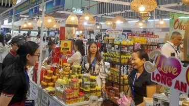 Khách hàng tham quan sản phẩm OCOP tiêu biểu của doanh nghiệp Long An sản xuất trưng bày tại hội chợ.