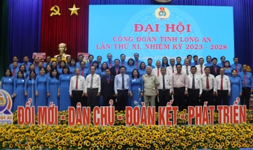 Ban Chấp hành Liên đoàn Lao động tỉnh Long An khóa XI, nhiệm kỳ 2023-2028 chụp hình lưu niệm với lãnh đạo Tổng Liên đoàn Lao động Việt Nam cùng lãnh đạo tỉnh qua các thời kỳ.