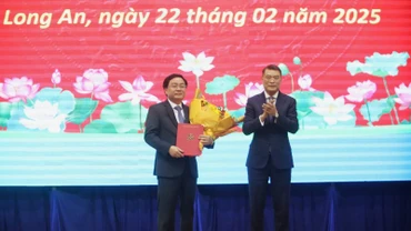 Trưởng Ban Tổ chức Trung ương Lê Minh Hưng trao Quyết định của Bộ Chính trị về việc điều động, chỉ định ông Nguyễn Văn Quyết giữ chức Bí thư Tỉnh ủy Long An.