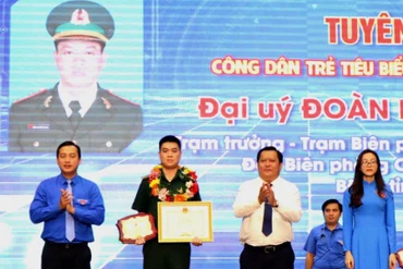 Lãnh đạo tỉnh Long An trao Bằng khen cho Đại úy Đoàn Nguyên Khang - Trạm trưởng Trạm Biên phòng cửa khẩu Mỹ Quý Tây (Đức Huệ, Long An).
