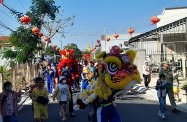 Lân múa phục vụ miễn phí và người dân tham gia diễu hành khu vực thị trấn Tầm Vu, Châu Thành, Long An. 