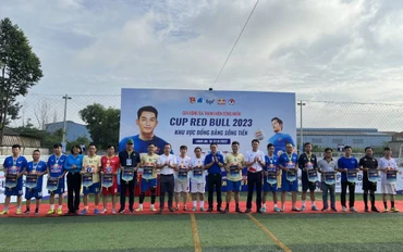 Lãnh đạo Hội Liên hiệp Thanh niên Việt Nam, Tỉnh đoàn và Liên đoàn Lao động Long An tặng cờ lưu niệm cho các đội bóng đá.
