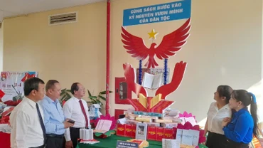 Lãnh đạo tỉnh và huyện tham quan gian giới thiệu sách, triển lãm trưng bày sách tại lễ phát động. 