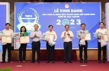 Vinh danh các đơn vị thực hiện có hiệu quả nhiều giải pháp để cải thiện và giữ vững 3 chỉ số (PCI, PGI, PAR Index) trên địa bàn tỉnh Long An.