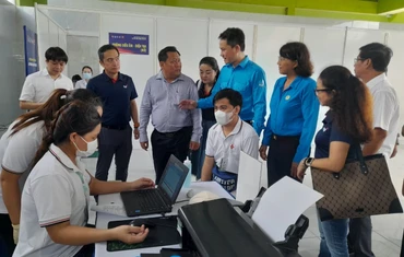 Lãnh đạo Trung ương Hội Liên hiệp Thanh niên Việt Nam và tỉnh Long An kiểm tra khu vực khám, chữa bệnh cho thanh niên công nhân.