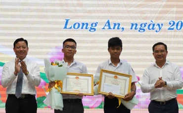 Lãnh đạo tỉnh Long An trao Bằng khen cho 2 học sinh đoạt giải Nhì Cuộc thi Khoa học Kỹ thuật cấp quốc gia.