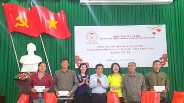 Lãnh đạo Sở Lao động, Thương binh và Xã hội Long An và Ban điều hành Quỹ công tác xã hội Anh hùng lực lượng vũ trang Nhân dân Phan Trọng Bình trao quà cho người có công. 
