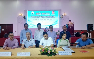 Doanh nghiệp hai tỉnh ký biên bản kết nối giao thương nông sản thực phẩm.