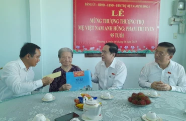 Phó Chủ tịch Thường trực Quốc hội Trần Thanh Mẫn đến thăm Mẹ Việt Nam Anh hùng Phạm Thị Uyển.