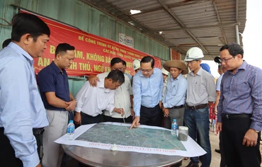 Phó Chủ tịch Ủy ban nhân dân tỉnh Long An Nguyễn Minh Lâm (áo xanh giữa) làm việc tại hiện trường với đơn vị thi công đường tỉnh 823D.
