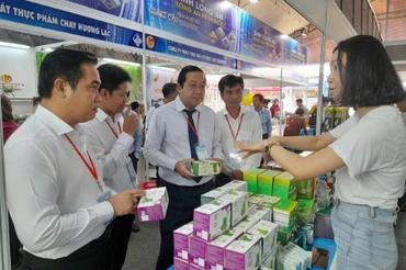 Lãnh đạo tỉnh Long An tham quan gian hàng sản phẩm chủ lực của Long An tham dự Hội nghị cung-cầu giữa Thành phố Hồ Chí Minh với các tỉnh, thành trong cả nước. 
