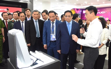 Thủ tướng Phạm Minh Chính đi thăm các cơ sở tại Trung tâm Đổi mới sáng tạo Quốc gia.