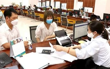 Giải quyết các thủ tục hành chính cho người dân. 