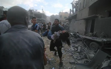 Chuyển một em nhỏ bị thương sau loạt không kích của Israel xuống thành phố Rafah, Dải Gaza ngày 17/10. (Ảnh: THX/TTXVN)