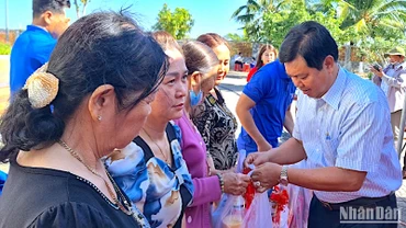 Bí thư Tỉnh ủy Cà Mau trao quà mừng Tết cho gia đình người có công vùng căn cứ cách mạng Lung Lá Nhà Thể.