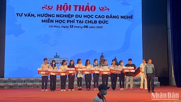 Trao hỗ trợ học bổng cho các em học sinh đăng ký du học tại hội thảo. 