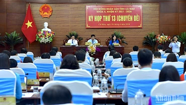 Kỳ họp thứ 13 của Hội đồng nhân dân tỉnh Cà Mau thông qua 5 nghị quyết cá biệt mang tính cấp bách phục vụ cho phát triển kinh tế-xã hội tại địa phương.
