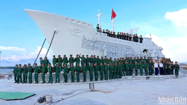 Bến tàu chở dòng người tập kết cách nay 70 năm ở miền biển Sông Đốc giờ đã được đầu tư cụm công trình tập kết hoành tráng, được công nhận Di tích lịch sử quốc gia. 