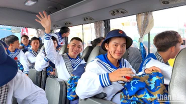 Các tân binh chào người thân trong niềm vui phấn khởi. 