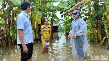 Đại diện cấp ủy, chính quyền xã Trần Hợi (huyện Trần Văn Thời, tỉnh Cà Mau) đến thăm hỏi hộ dân có nhà cửa, cây trồng, vật nuôi bị ảnh hưởng do ngập.