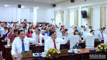 Hội đồng nhân dân tỉnh Cà Mau biểu quyết thông qua 12 nghị quyết tại kỳ họp chuyên đề chiều 21/2.