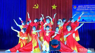 Một tiết mục mang đậm "màu cờ sắc áo" tại liên hoan văn nghệ học sinh, sinh viên Cà Mau.