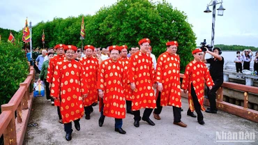 Đoàn lãnh đạo tỉnh Cà Mau di chuyển vào khu vực Đền Đức Quốc Tổ Lạc Long Quân.