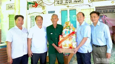 Bí thư Tỉnh ủy Nguyễn Hồ Hải (thứ 2 từ phải qua) trao tặng quà tại hộ gia đình chú Trần Hoàng Ân (ấp Vàm Xáng, xã Phú Mỹ, huyện Phú Tân). 